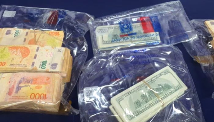 Latercera.com: Aduanas detecta viajeros que ingresaban a Chile con millonario contrabando de dinero oculto.